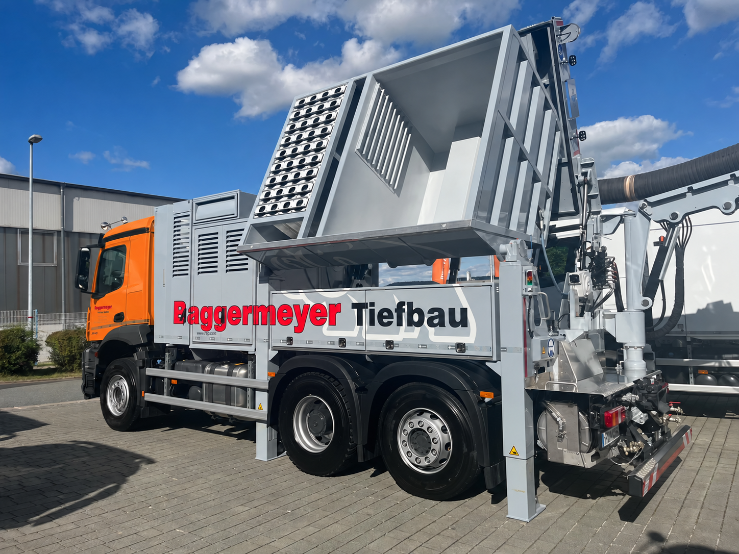 Saugbagger mit Baggermeyer-Beschriftung und geöffnetem Aufbau